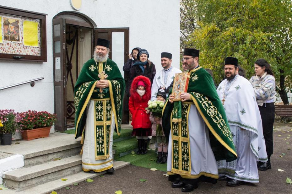 Preoți în întâmpinarea ierarhului / Foto: Mihail Vrăjitoru