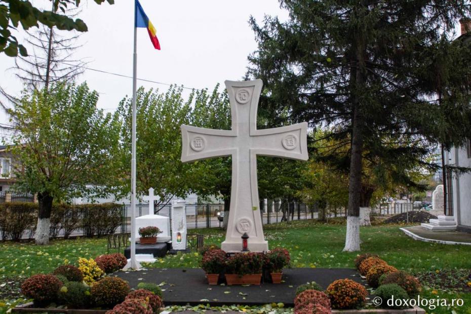 „Crucea Bucuriei” din curtea bisericii „Sfinții Voievozi” Roșca / Foto: Mihail Vrăjitoru