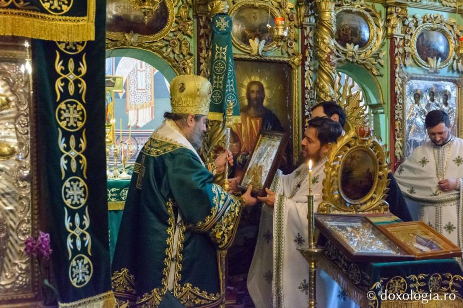 Preotul paroh, Ciprian-Dumitru Ciuntu, a oferit o icoană PS Nichifor / Foto: Mihail Vrăjitoru