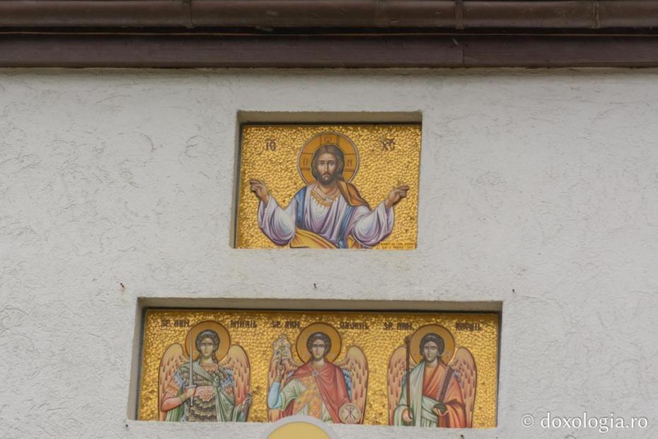 Icoană mozaic de la intrarea în biserica Parohiei „Sfinții Voievozi” Roșca / Foto: Mihail Vrăjitoru