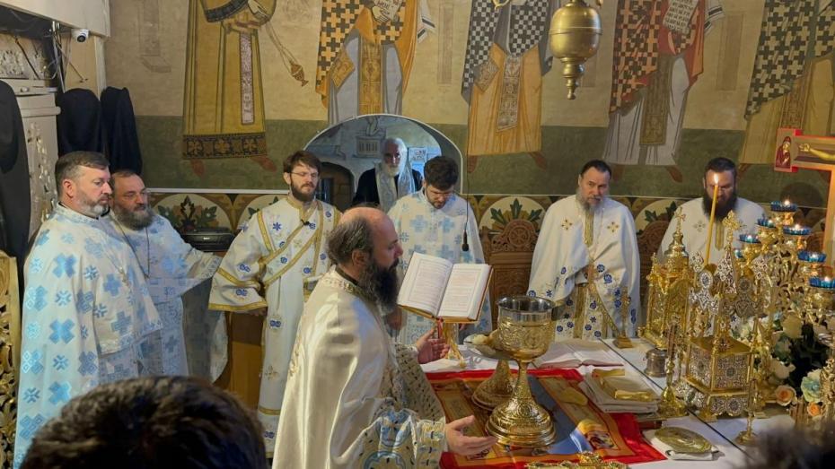 Arhim. Hrisostom Rădășanu, alături de un sobor de preoți, la hramul Schitului Vovidenia Arhim. Hrisostom Rădășanu, alături de un sobor de preoți, la hramul Schitului Vovidenia