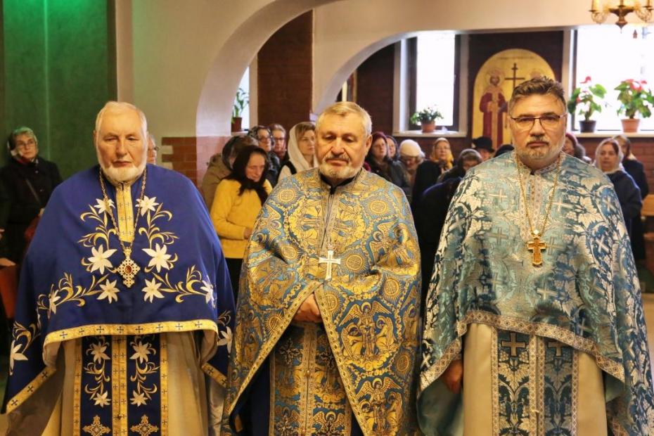 Slujitorii Parohiei „Izvorul Tămăduirii” CUG din Iași, la Sfânta Liturghie oficiată de PS Nichifor Botoșăneanul / Foto: Flavius Popa