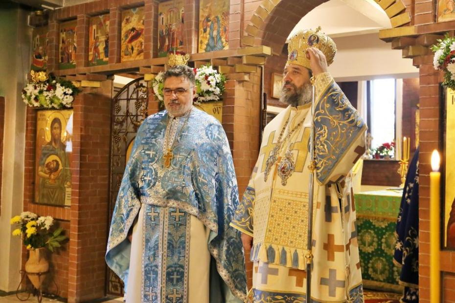 PS Nichifor Botoșăneanul și pr. paroh Constantin Stoian, la finalul Sfintei Liturghii / Foto: Flavius Popa